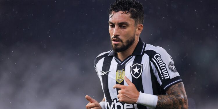 Alex Telles demonstra abatimento após derrota para o Barcelona de Guayaquil