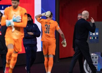Kinsky deixa o gramado aos 16 minutos após falhas graves contra o Atlético de Madrid