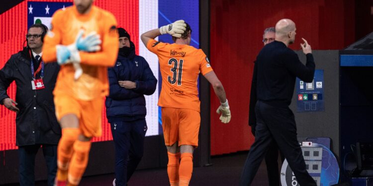 Kinsky deixa o gramado aos 16 minutos após falhas graves contra o Atlético de Madrid