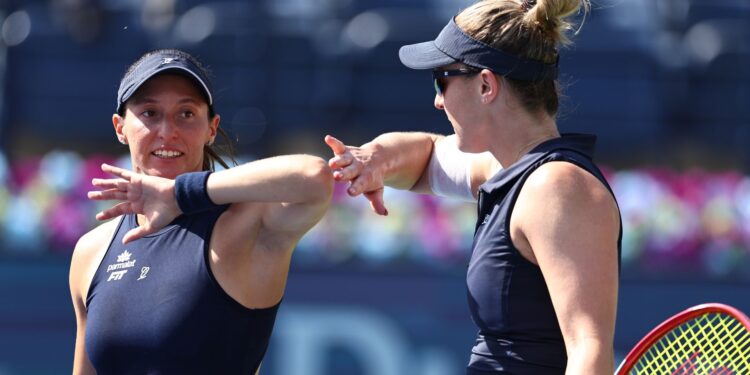 Luisa Stefani e Gabriela Dabrowski se despedem de Indian Wells nas quartas de final após tie-break decisivo