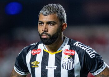 Sob olhar de Ancelotti, Gabigol evita derrota do Santos