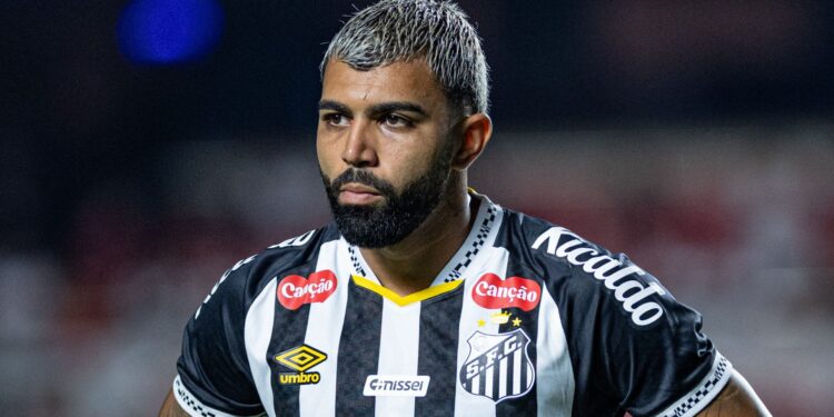 Sob olhar de Ancelotti, Gabigol evita derrota do Santos