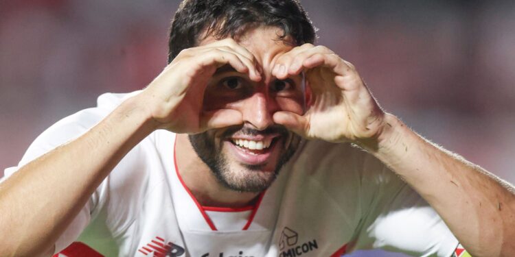 Calleri comemora liderança isolada do Tricolor no Brasileirão
