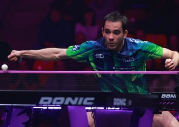 Hugo Calderano celebra vitória na maratona contra Tomislav Pucar pelo WTT Champions