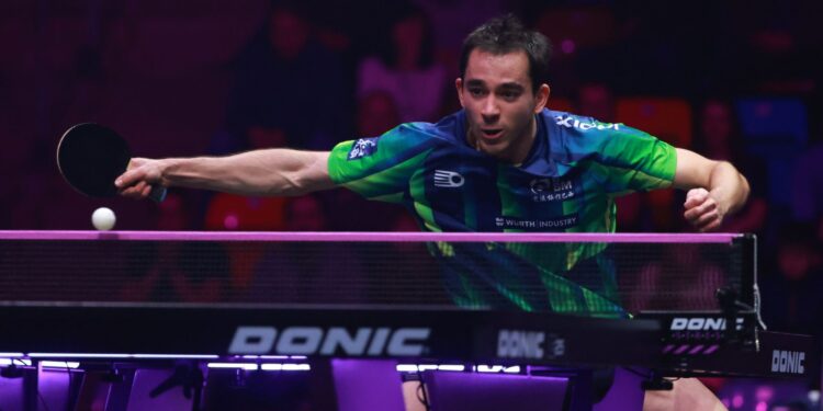 Hugo Calderano celebra vitória na maratona contra Tomislav Pucar pelo WTT Champions