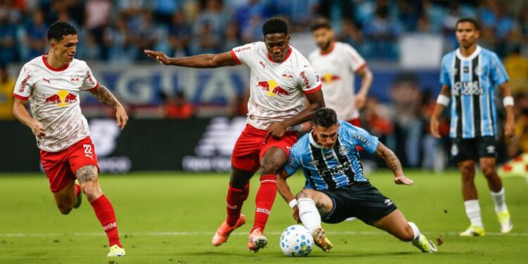 Lance do jogo entre RB Bragantino e Grêmio