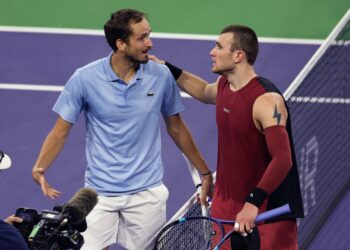 Medvedev comemora classificação em Indian Wells após superar Draper em jogo polêmico