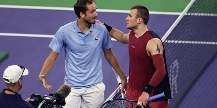 Medvedev comemora classificação em Indian Wells após superar Draper em jogo polêmico