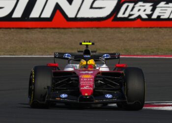 Lewis Hamilton testou componente inovador em Xangai, mas equipe preferiu voltar ao modelo antigo por segurança
