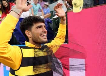 Alcaraz diverte o público ao vestir fantasia de abelha após vencer Cameron Norrie