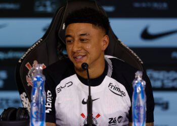 Lingard realiza trabalhos físicos específicos no Corinthians antes de ser liberado para jogar
