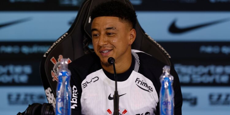Lingard realiza trabalhos físicos específicos no Corinthians antes de ser liberado para jogar