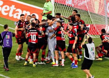 Rossi celebra o título carioca e faz homenagem emocionante a Filipe Luís após brilhar nos pênaltis