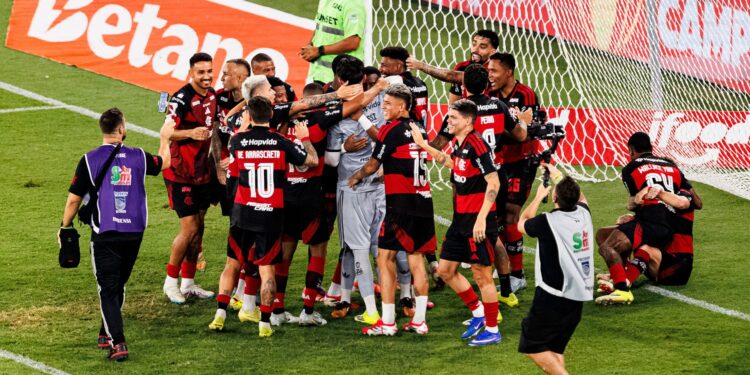 Rossi celebra o título carioca e faz homenagem emocionante a Filipe Luís após brilhar nos pênaltis