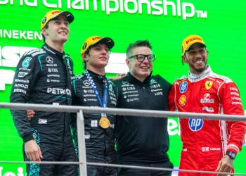 Kimi Antonelli celebra primeira vitória na F1 ao lado de Russell, Hamilton e do engenheiro Peter Bonnington