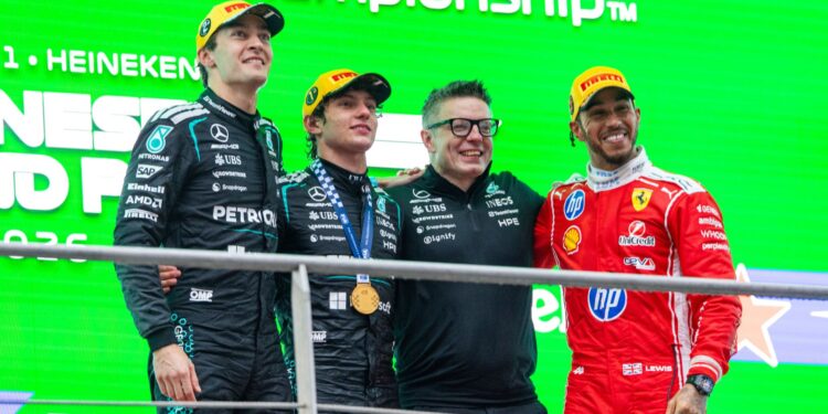 Kimi Antonelli celebra primeira vitória na F1 ao lado de Russell, Hamilton e do engenheiro Peter Bonnington