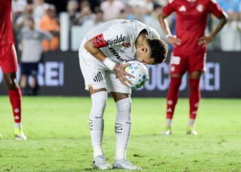 Neymar converte pênalti e manda recado após ficar de fora da convocação