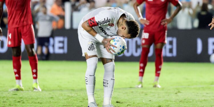 Neymar converte pênalti e manda recado após ficar de fora da convocação