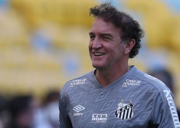 Cuca retorna ao Santos em meio a protestos e desconfiança da torcida após demissão de Vojvoda