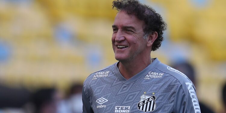 Cuca retorna ao Santos em meio a protestos e desconfiança da torcida após demissão de Vojvoda