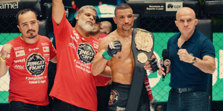 Marcelo Medeiros agora possui dois cinturões do Jungle Fight - Foto: Beatriz Alencar e
Vitor Rodrigues