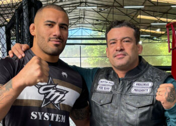 Vitor Petrino sobe ao octógono sob as instruções de Cristiano Marcello - Foto: Divulgação
