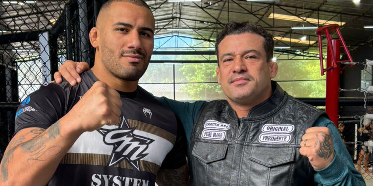 Vitor Petrino sobe ao octógono sob as instruções de Cristiano Marcello - Foto: Divulgação