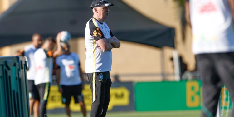 Ancelotti em treino da Seleção Brasileira