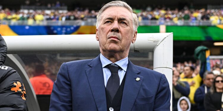 Ancelotti durante jogo da Seleção contra a França