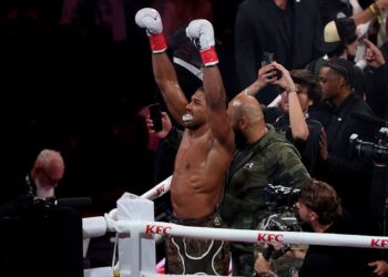 Anthony Joshua comemorando após luta