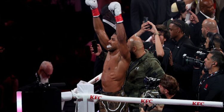 Anthony Joshua comemorando após luta