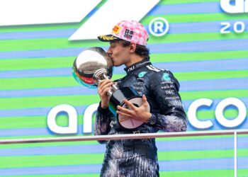 Antonelli com troféu do GP do Japão