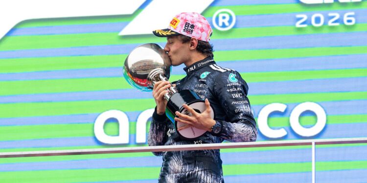 Antonelli com troféu do GP do Japão
