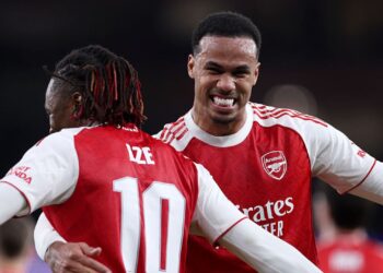 Jogadores do Arsenal comemorando gol