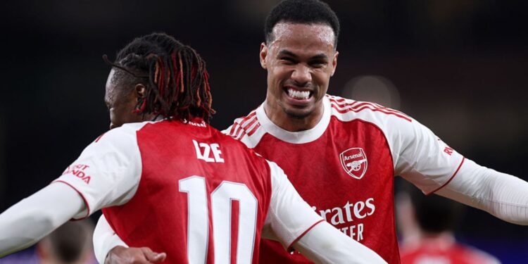 Jogadores do Arsenal comemorando gol