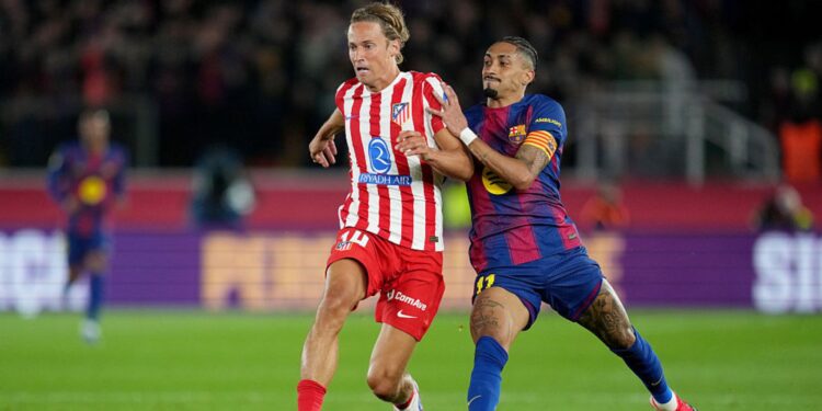 Lance do jogo entre Barcelona e Atlético de Madrid