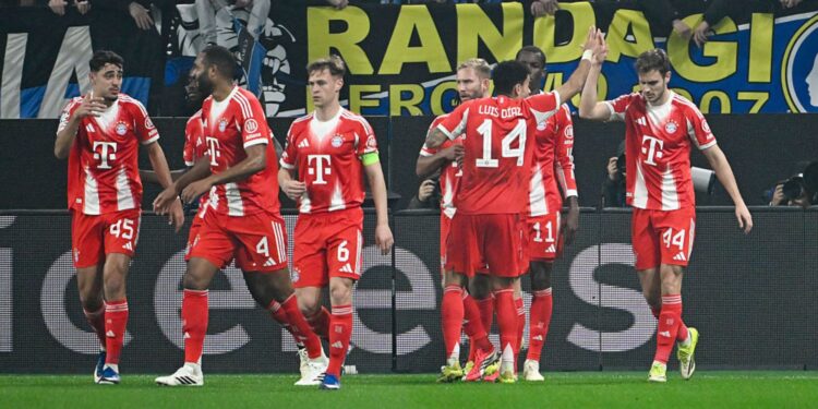 Jogadores do Bayern de Munique comemorando gol contra a Atalanta