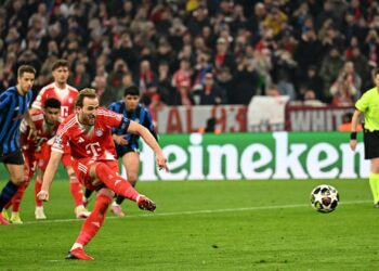 Harry Kane batendo pênalti do primeiro gol do Bayern