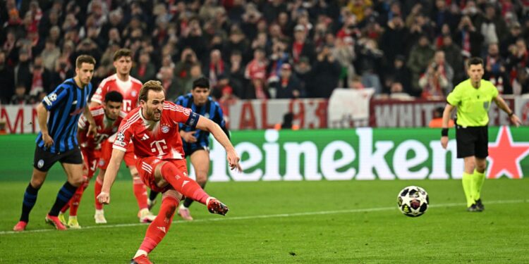 Harry Kane batendo pênalti do primeiro gol do Bayern