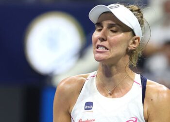 Bia Haddad durante jogo de tênis