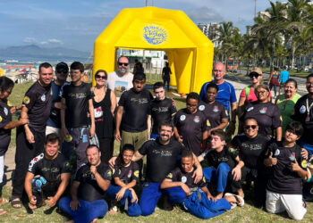 Alunos do projeto social Itaguaí Ação, Esporte e Inclusão e do Instituto Fazendo a Diferença no Jiu-Jitsu se uniram na praia da Barra da Tijuca - Foto: Divulgação