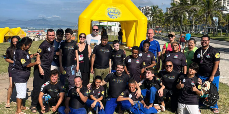 Alunos do projeto social Itaguaí Ação, Esporte e Inclusão e do Instituto Fazendo a Diferença no Jiu-Jitsu se uniram na praia da Barra da Tijuca - Foto: Divulgação