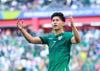 Miguelito comemorando gol pela Bolívia