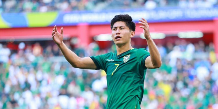 Miguelito comemorando gol pela Bolívia