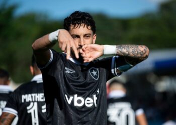 Alex Telles abriu o placar para o Botafogo