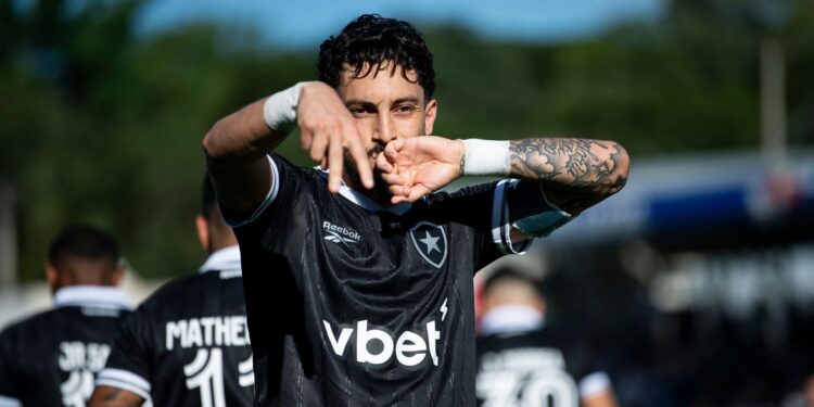 Alex Telles abriu o placar para o Botafogo