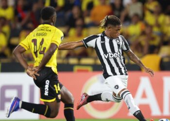 Lance do jogo entre Botafogo e Barcelona-ECU