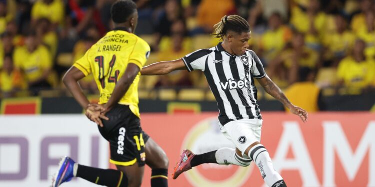 Lance do jogo entre Botafogo e Barcelona-ECU