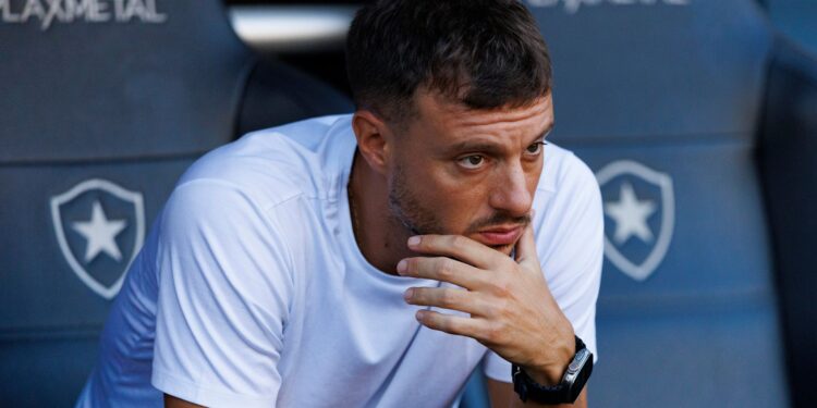 Martín Anselmi não é mais técnico do Botafogo