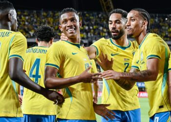 Jogadores do Brasil comemorando